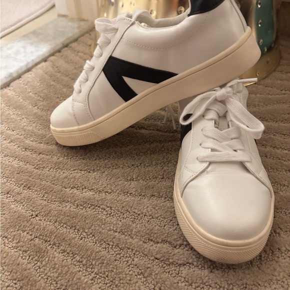 Mia sneakers size 6 - Picture 2 of 4
